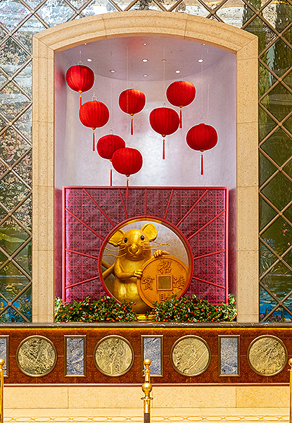 An 8 foot tall golden rat sits behind the reception desk in The Palazzo tower at The Venetian Resort