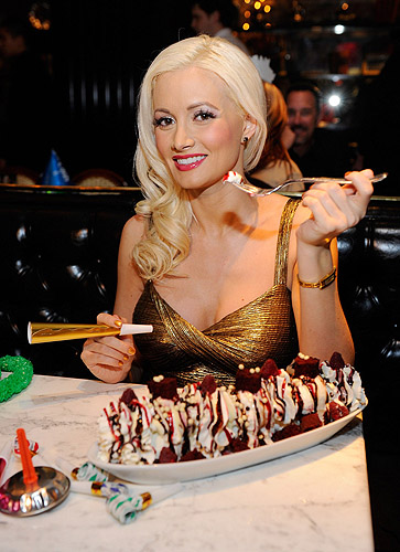 Holly_Madison_with_desserts