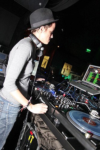 Samantha_Ronson_Spinning