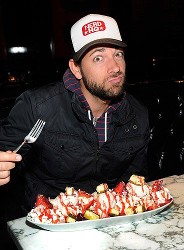 Zachary_Levi_with_ice_cream_sundae