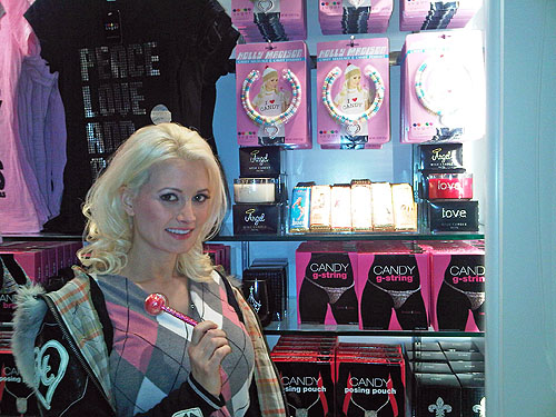 Holly_Madison_at_Sugar_Factory_Paris_with_Couture_Pop