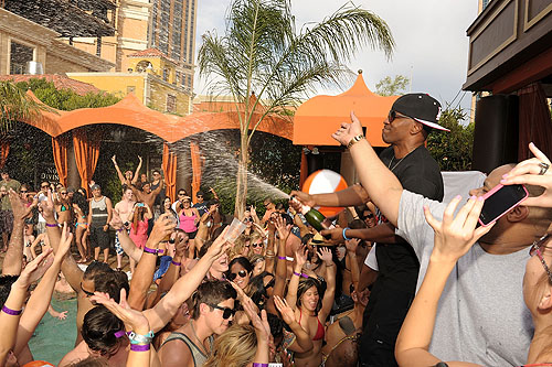 Jamie_Foxx_Spraying_Champagne_to_the_excited_crowd_at_the_Tao_Beach_Season_Opening