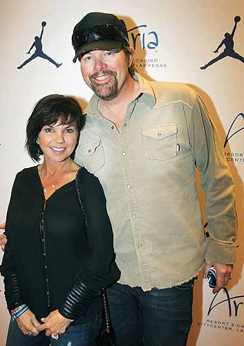 Toby_Keith_and_Tricia_Covel_at_MJCIs_Welcome_Reception_at_ARIA_Resort__Casino