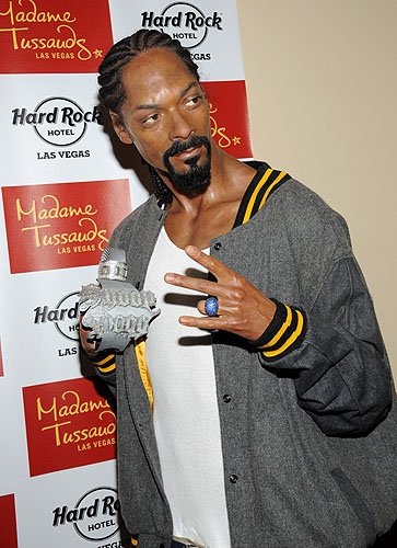 5.12.12_Snoop_Dogg_wax_figure_from_Madame_Tussauds_Las_Vegas_before_his_performance_at_Hard_Rock_Hotel__Casino