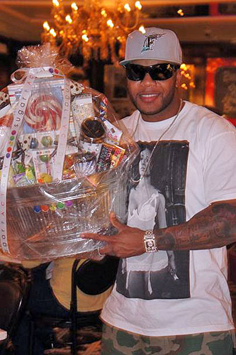 Flo_Rida_with_a_Sugar_Factory_gift_basket