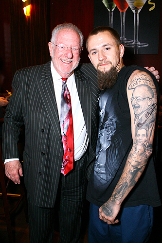 Las_Vegas_resident_with_Oscar_Goodman_tatoo_and_Mayor_Oscar_Goodman_at_the_last_Martinis_with_the_Mayor_event_at_The_Martini
