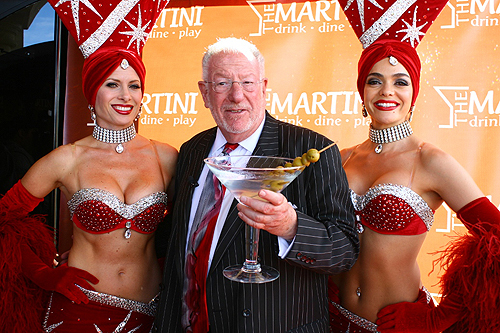 Mayor_Oscar_Goodman_and_Las_Vegas_Showgirls_at_the_last_Martinis_with_the_Mayor_at_The_Martini
