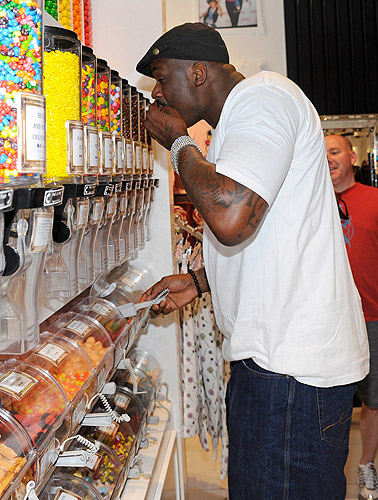 ONeal_eating_candy_in_Sugar_Factory