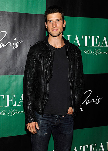 Parker_Young_Poses_on_the_Red_Carpet_at_Chateau_Nightclub__Gardens