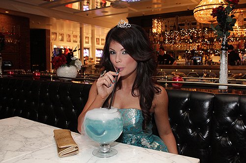 Laura_Croft_with_cocktail