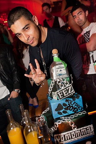 Wilmer_Valderrama_with_his_birthday_cake_from_Hyde_Bellagio