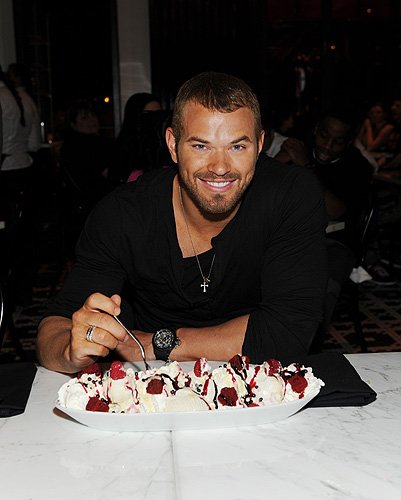 Kellan_Lutz_with_Red_Velvet_Ice_Cream_Sundae