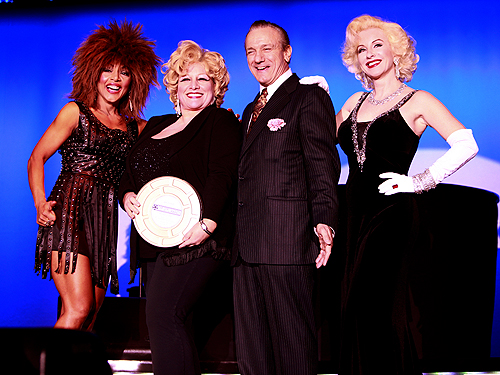 l_to_r_Samira_Tina_Turner_Peter_Banks_Humanitarian_Award_Winner_Sherie_Rae_Parker_Bette_Midler_Joe_Manuella_Robert_DeNiro_and_Janet_Valentine_Marilyn_Monroe_-_Photo_courtesy_of_THE_REEL_AWARDS__MG_1581