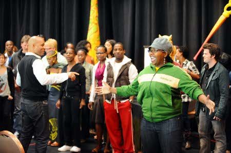 a-rafikiperformingthechorustocircleoflifewithcastmembers