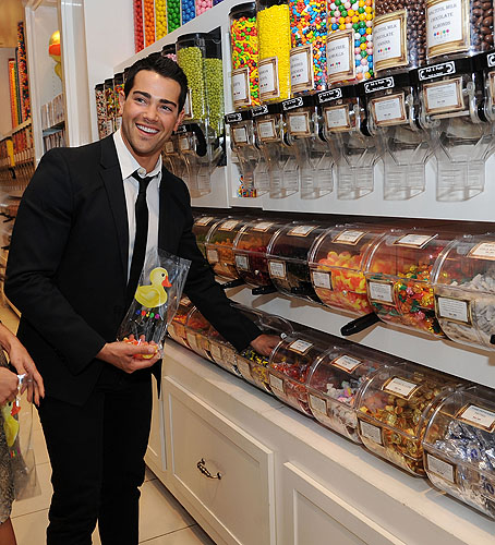 Jesse_Metcalfe_shops_for_sweets