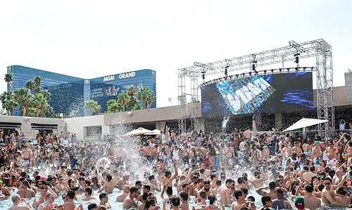 Crowd Shot WET REPUBLIC