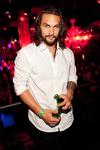 Jason_Momoa_at_TAO