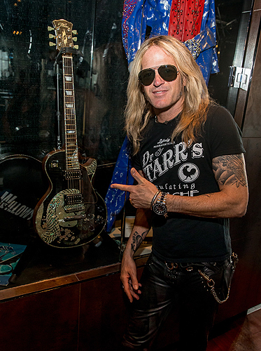 Doug Aldrich from RAIDING THE ROCK VAULT with White Guitar Credit Erik Kabik