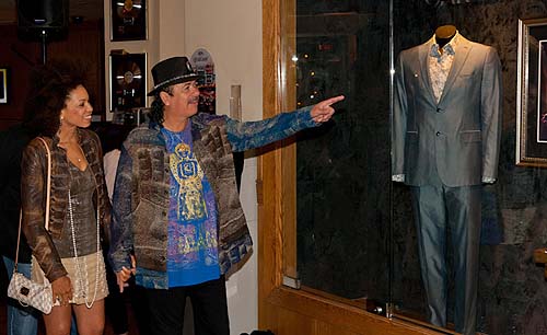 2_Carlos_Santana_and_wife_Cindy_Blackman_Santana_looking_at_the_case