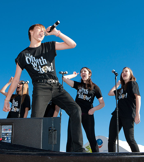 AFAN_AIDS_Walk_-_On_With_the_Show