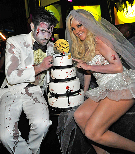 Marquadt_Carpenter_WeddingCakeatEve