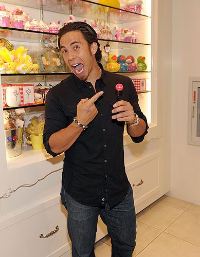 Apolo_Anton_Ohno_posing_with_couture_pop