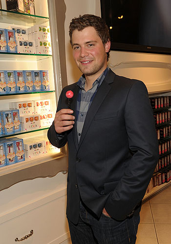 Levi_Johnston_posing_with_the_couture_pop