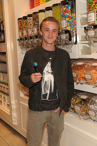 Tom_Felton_posing_with_a_couture_pop