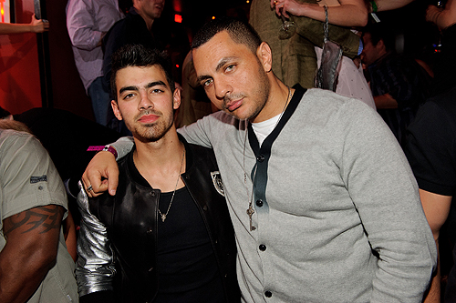 Joe_Jonas_and_music_producer_Rob_Knox_at_TAO