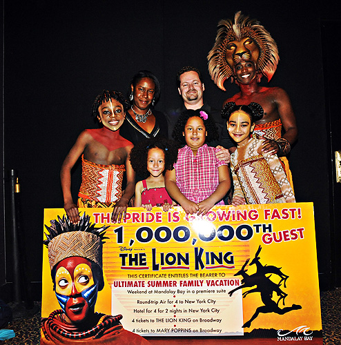 THELIONKINGatMandalayBayWelcomestheWelchFamilyasitsMillionthGuestLasVegas25.21.11