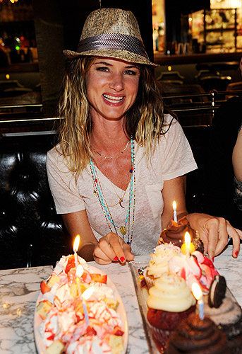 Juliette_Lewis_with_SFAB_desserts