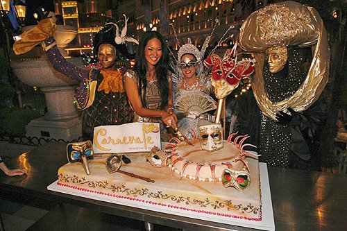 Kimora_Lee_Simmons_cuts_cake_at_Carnevale_at_The_Venetian