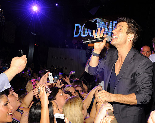 Joey_McIntyre_Performing