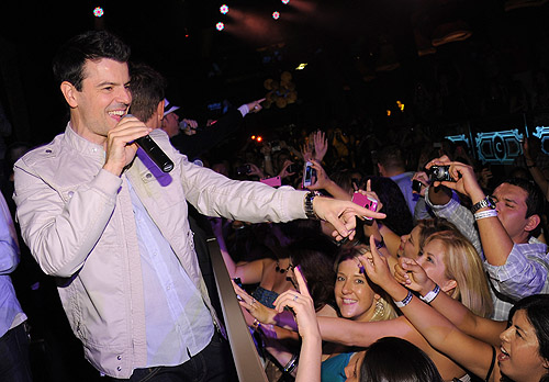 Jordan_Knight_performing