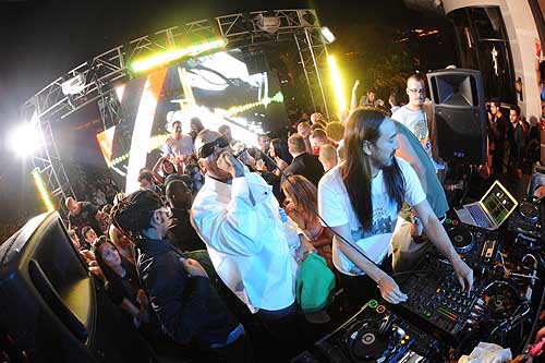 XS_-_Flo_Rida__and_Aoki_Credit_to_Mahoney