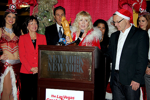Linda_Smith_Accepts_Trophy