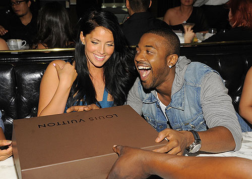 Ray_J_spoiling_his_girl_with_a_designer_handbag