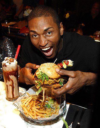 Metta_World_Peace_enjoying_a_hamburger_at_Sugar_Factory