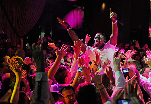 Akon_parties_with_the_Labor_Day_Weekend_crowd_during_his_performance_at_Chateau_Nightclub__Gardens