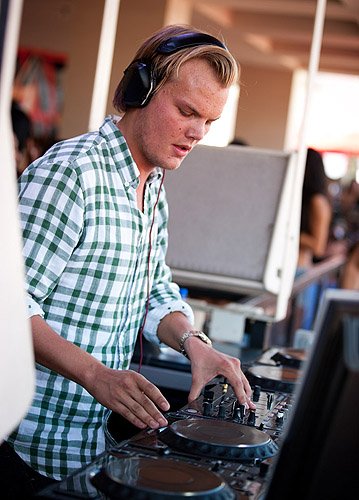 Avicii_Spinning_WET_REPUBLIC_9.4.11
