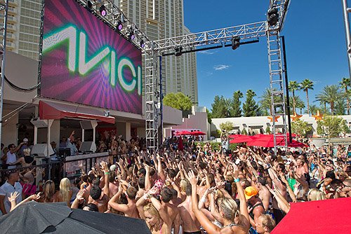 Avicii_WET_REPUBLIC_Crowd_2_9.4.11