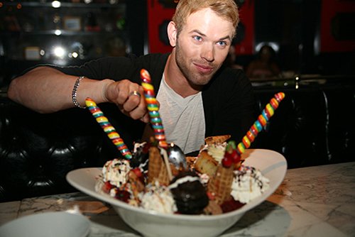 Kellan_Lutz_with_King_Kong_Sundae