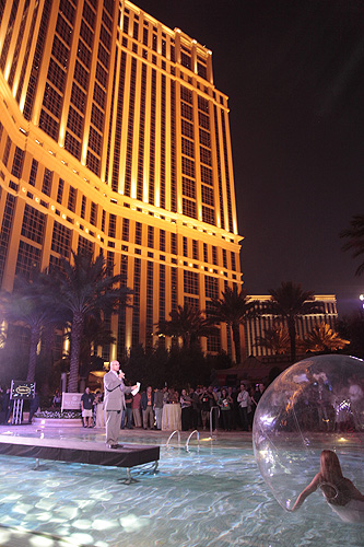 Audience_gathers_for_introductions_and_fashion_show