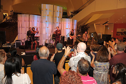 Crystals_at_CityCenter_Fashions_Night_Out_crowd_enjoying_Fitz_and_The_Tantrums_performance