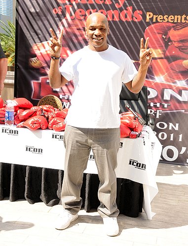 MikeTysonPeaceSign