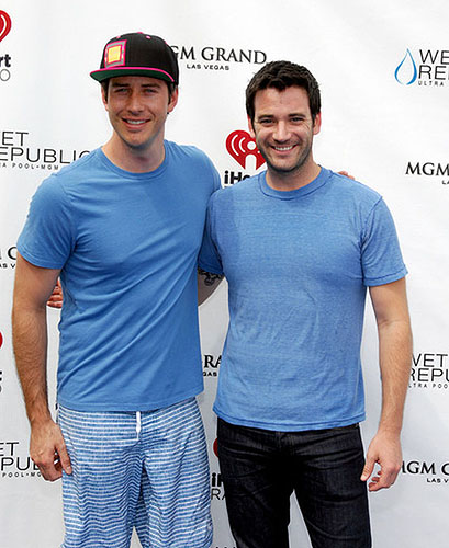 Colin_and_Arie_WET_REPUBLIC_iHeartRadio_Blue_Carpet