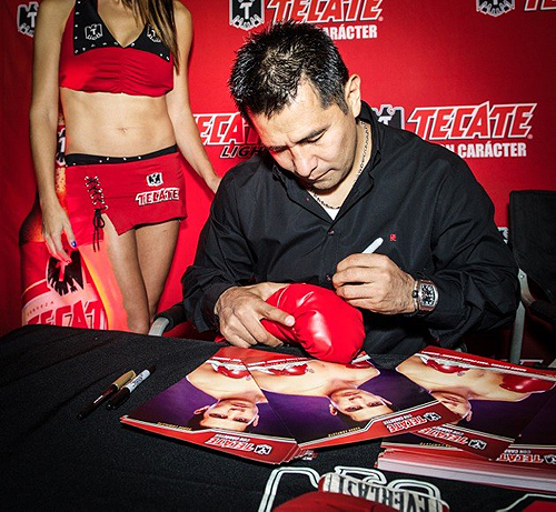 Marco Antonio Barrera signing