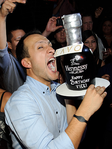 DJ_Vice_with_cake_at_LAVO