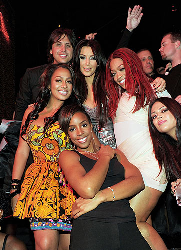 Jonathan_Cheban_La_La_Vazquez_Kelly_Rowland_Kim_Kardashian_Trina_at_TAO_LV_for_Kims_bday_with_FALLOUT_NEW_VEGAS