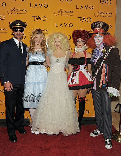 Aaron_OConnell_Angel_McCord_AnnaLynne_McCord_Melissa_Hirschenson__John_Lewis_at_Veuve_Clicquots_Yelloween_at_LAVO_Las_Vegas